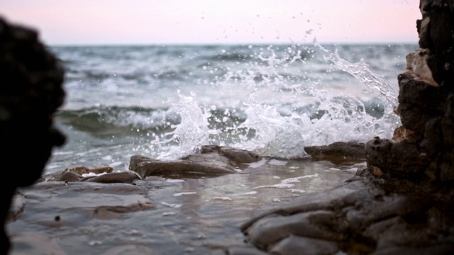 海浪拍打着海滩上的岩石视频素材