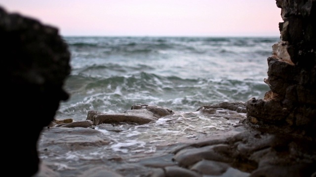 海浪拍打着海滩上的岩石视频素材