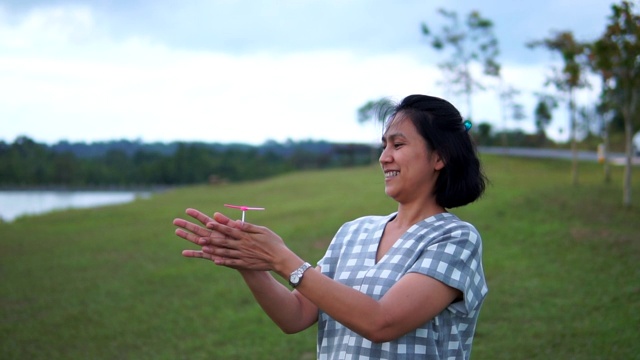 在泰国Khao yai国家公园的草地上，美女们在玩纺纱视频素材