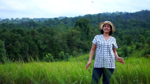 在泰国Khao yai国家公园的草地上，美女们在玩纺纱视频素材