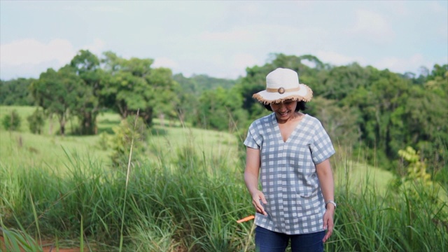 在泰国Khao yai国家公园的草地上，美女们在玩纺纱视频素材