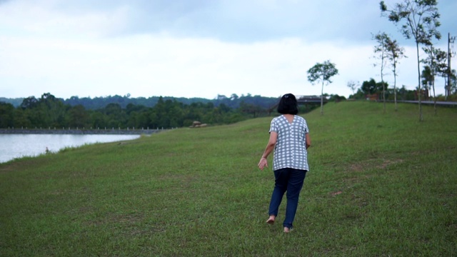 在泰国Khao yai国家公园的草地上，美女们在玩纺纱视频素材