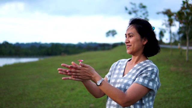 在泰国Khao yai国家公园的草地上，美女们在玩纺纱视频素材