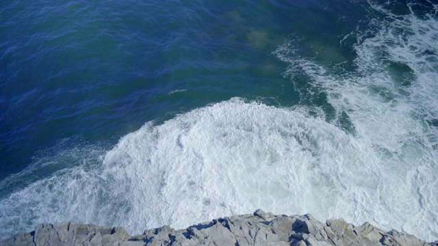 太平洋岩石海岸。大浪溅起水花。视频素材