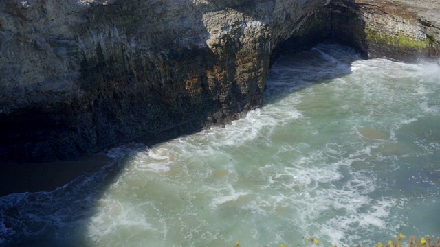 太平洋岩石海岸。大浪溅起水花。视频素材