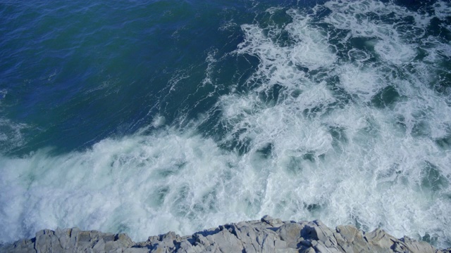 太平洋岩石海岸。大浪溅起水花。视频素材