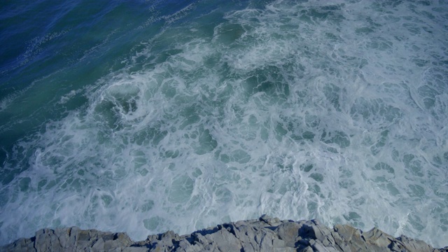 太平洋岩石海岸。大浪溅起水花。视频素材