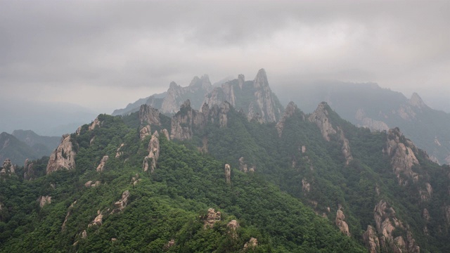 雪拉山的公尼奥山山脊上的云景视频素材