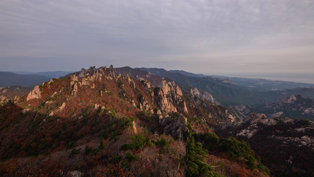 雪拉山的公尼奥城岭的秋日清晨景色视频素材