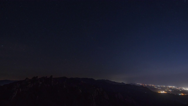 雪拉山的公尼奥山山脊上的夜空视频素材