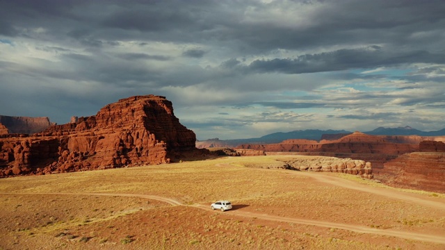 无人机镜头:Shafer trail Canyonlands的汽车视频素材