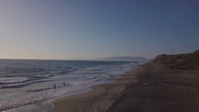 加州海岸的海洋海滩鸟瞰图视频素材