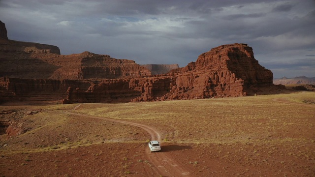 无人机镜头:Shafer trail Canyonlands的汽车视频素材