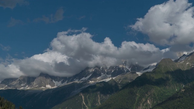 云在意大利阿尔卑斯山上空移动。视频素材