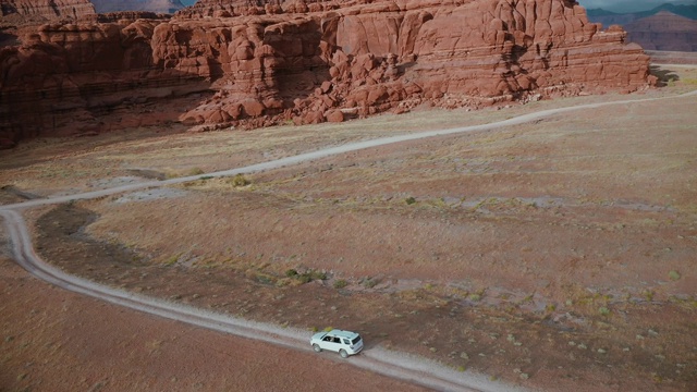 无人机镜头:Shafer trail Canyonlands的汽车视频素材