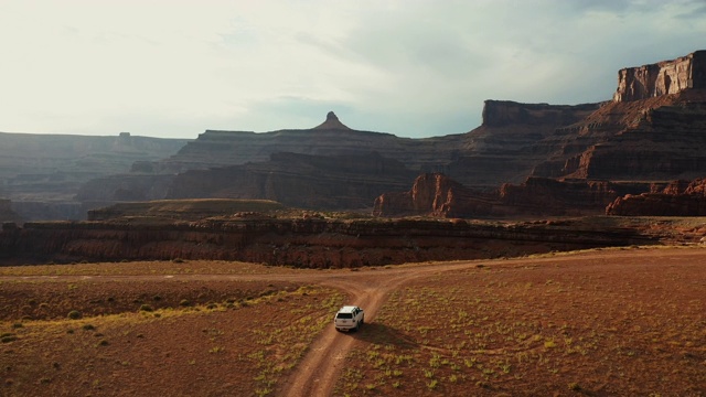 无人机镜头:Shafer trail Canyonlands的汽车视频素材