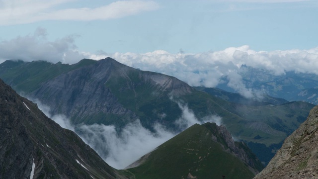 云在欧洲阿尔卑斯山上空移动视频素材