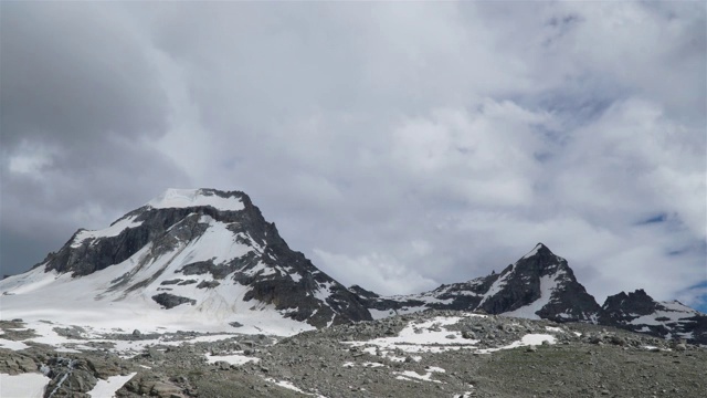 云在意大利阿尔卑斯山上空移动。视频素材