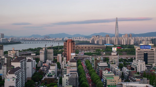 日日夜夜的首尔Jamsil体育中心周围的城市景观视频素材