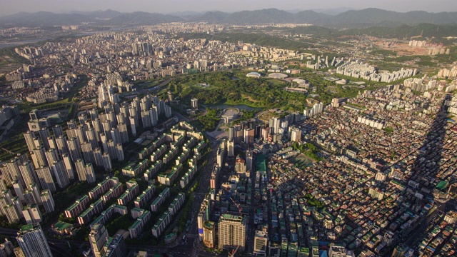 韩国首尔松帕谷奥林匹克公园周围的城市景观视频素材