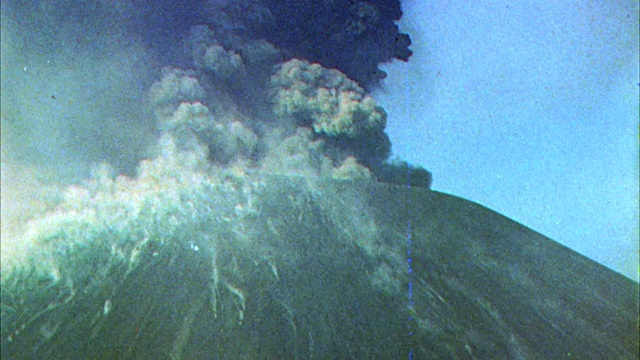 从喷发的火山升起的大角度烟雾。自然灾害。视频素材