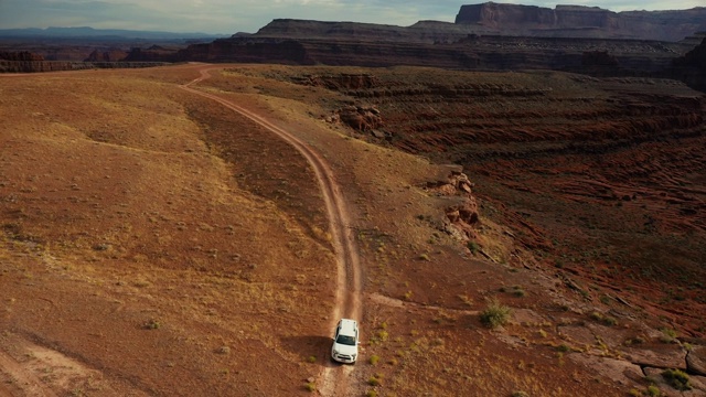 无人机镜头:Shafer trail Canyonlands的汽车视频素材