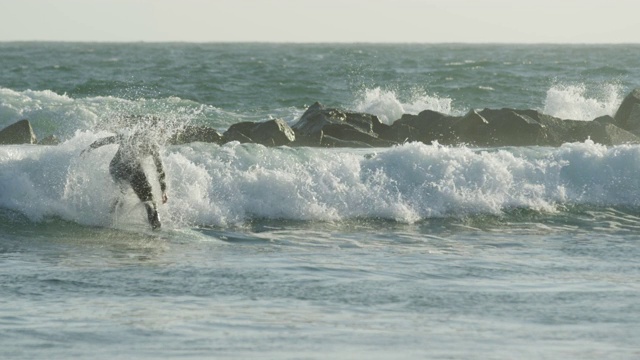 在海浪中冲浪视频素材