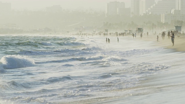 海浪在海滩上到达海岸视频素材