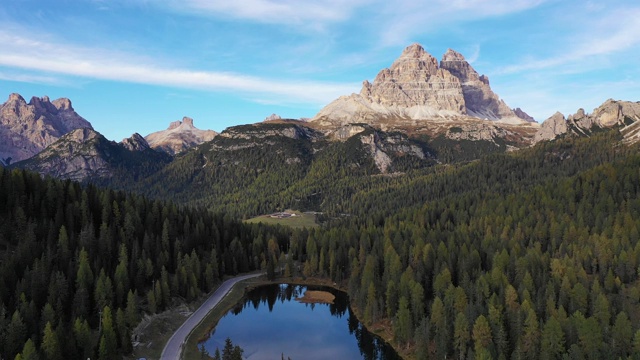 拉瓦雷多城市国家公园的安托诺湖。Auronzo, Misurina, Dolomiti阿尔卑斯山，南蒂洛尔，意大利，欧洲。安托诺湖和著名的拉瓦雷多峰白云石。白云石山脉视频素材