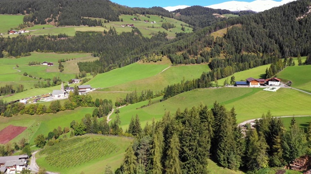 圣玛达莱娜(Magdalena)村庄，背景是雄伟的Gruppo delle Odle山脉，Val di Funes山谷，特伦蒂诺上阿迪杰地区，意大利，欧洲。意大利白云石的日落。视频素材