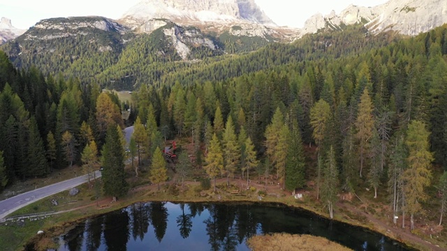 拉瓦雷多城市国家公园的安托诺湖。Auronzo, Misurina, Dolomiti阿尔卑斯山，南蒂洛尔，意大利，欧洲。安托诺湖和著名的拉瓦雷多峰白云石。白云石山脉视频素材