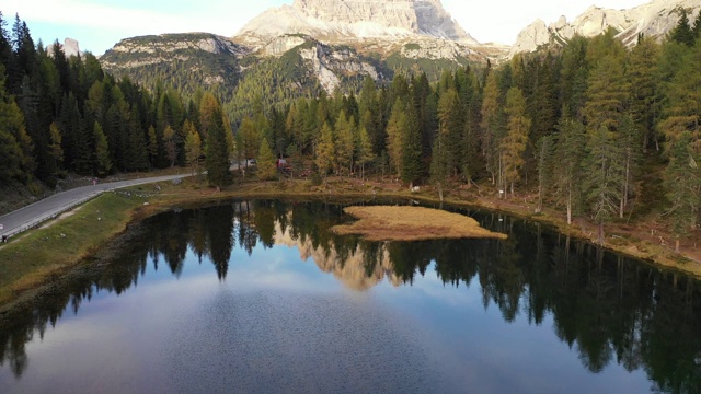 拉瓦雷多城市国家公园的安托诺湖。Auronzo, Misurina, Dolomiti阿尔卑斯山，南蒂洛尔，意大利，欧洲。安托诺湖和著名的拉瓦雷多峰白云石。白云石山脉视频素材