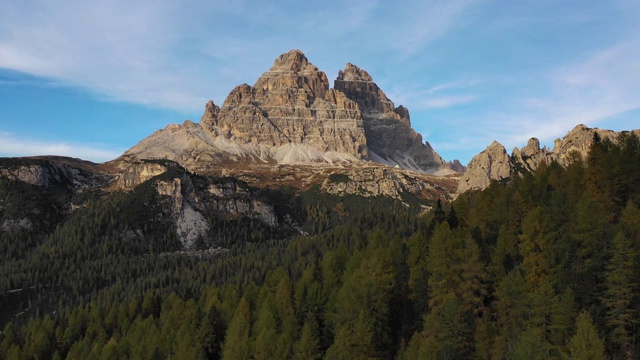 拉瓦雷多城市国家公园的安托诺湖。Auronzo, Misurina, Dolomiti阿尔卑斯山，南蒂洛尔，意大利，欧洲。安托诺湖和著名的拉瓦雷多峰白云石。白云石山脉视频素材