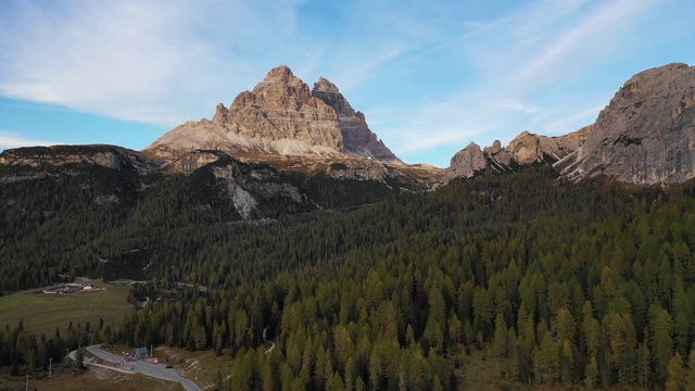 拉瓦雷多城市国家公园的安托诺湖。Auronzo, Misurina, Dolomiti阿尔卑斯山，南蒂洛尔，意大利，欧洲。安托诺湖和著名的拉瓦雷多峰白云石。白云石山脉视频素材