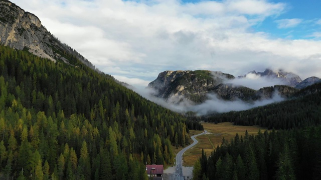 拉瓦雷多城市国家公园的安托诺湖。Auronzo, Misurina, Dolomiti阿尔卑斯山，南蒂洛尔，意大利，欧洲。安托诺湖和著名的拉瓦雷多峰白云石。白云石山脉视频素材