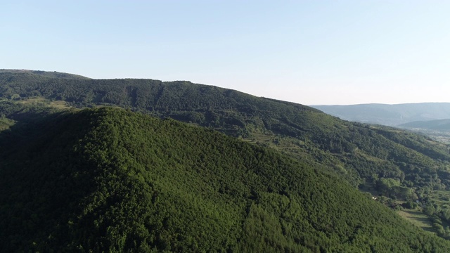 森林和山景鸟瞰图视频素材