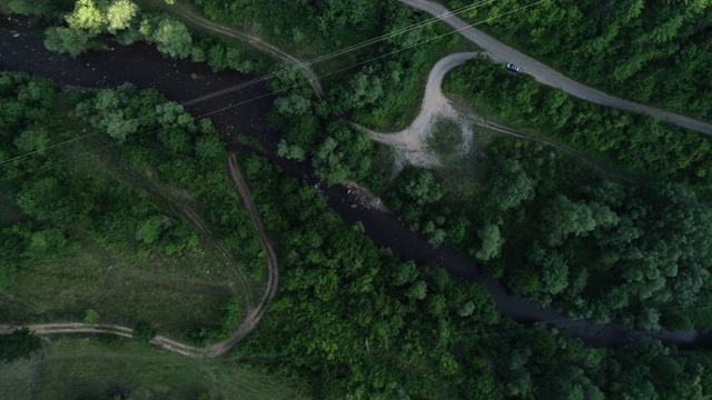 森林和乡村道路中的河流视频素材