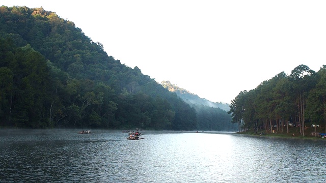 庞昂湖和泰国湄洪松松林，是泰国的自然景观。庞昂是泰国很受欢迎的旅游目的地视频下载