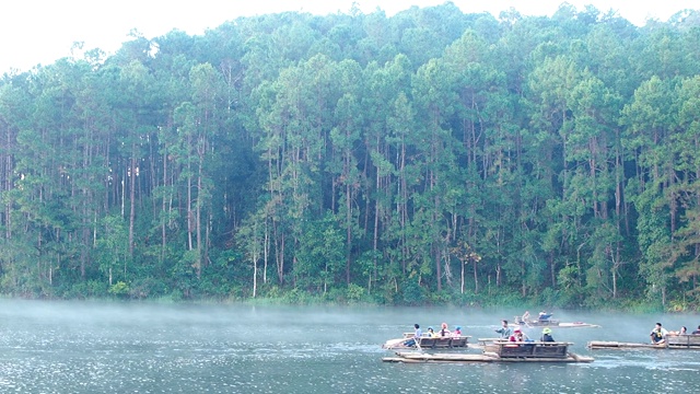 庞昂湖和泰国湄洪松松林，是泰国的自然景观。庞昂是泰国很受欢迎的旅游目的地视频素材