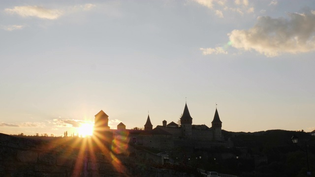 Kamianets-Podilskyi城堡的夜景视频素材