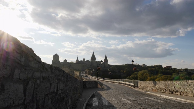 通往Kamianets-Podilskyi城堡的桥视频素材