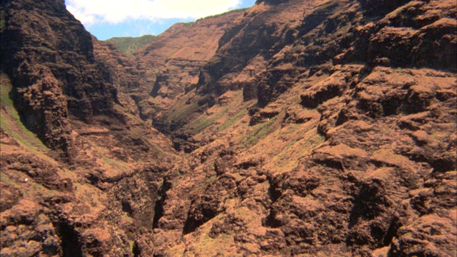 空中飞过火山山脉，悬崖峭壁。视频素材