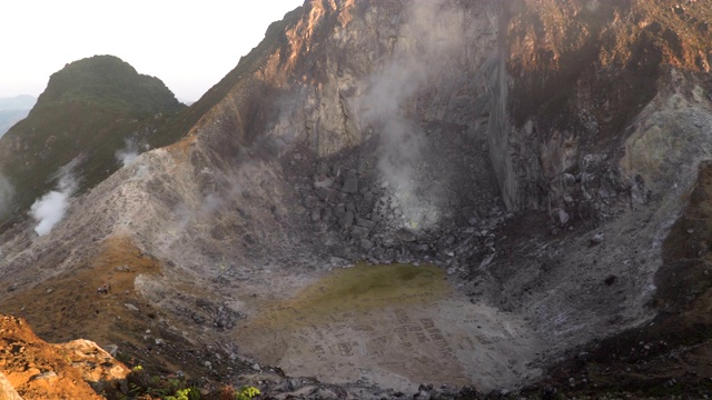 摇摄:在日出下的Sibayak山的一个山峰视频素材