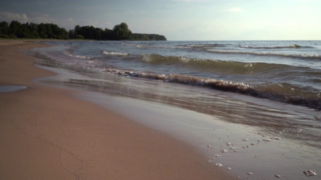 波罗的海的多沙海岸，海浪不断视频素材