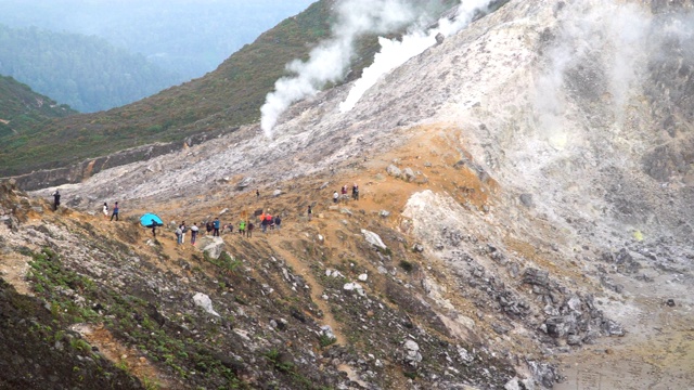 淘金:一群游客在西巴亚克山火山口视频素材