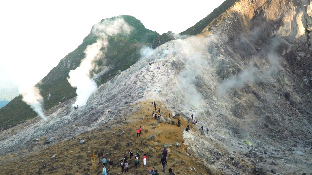 一群游客在西巴亚克山火山口视频素材