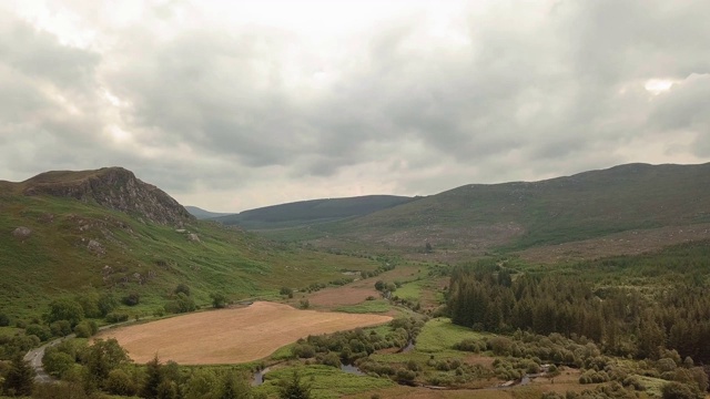 森林的鸟瞰图，山脉和河流在绿色的苏格兰风景，高地视频素材