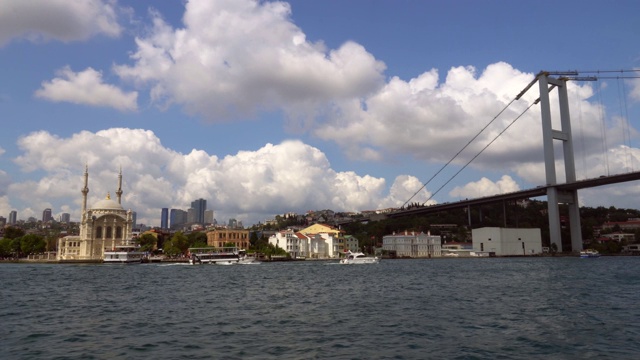 从博斯普鲁斯海岸的一般观点在İstanbul (Ortaköy)。视频素材