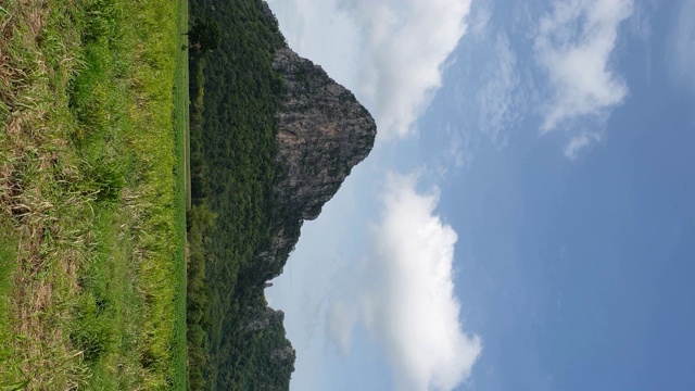 高山和蓝天。垂直的概念视频素材