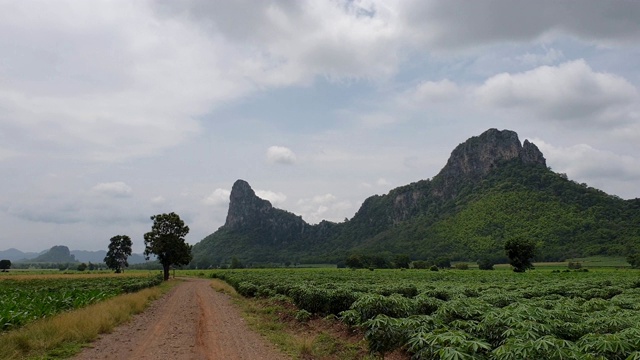 高山和蓝天。视频素材